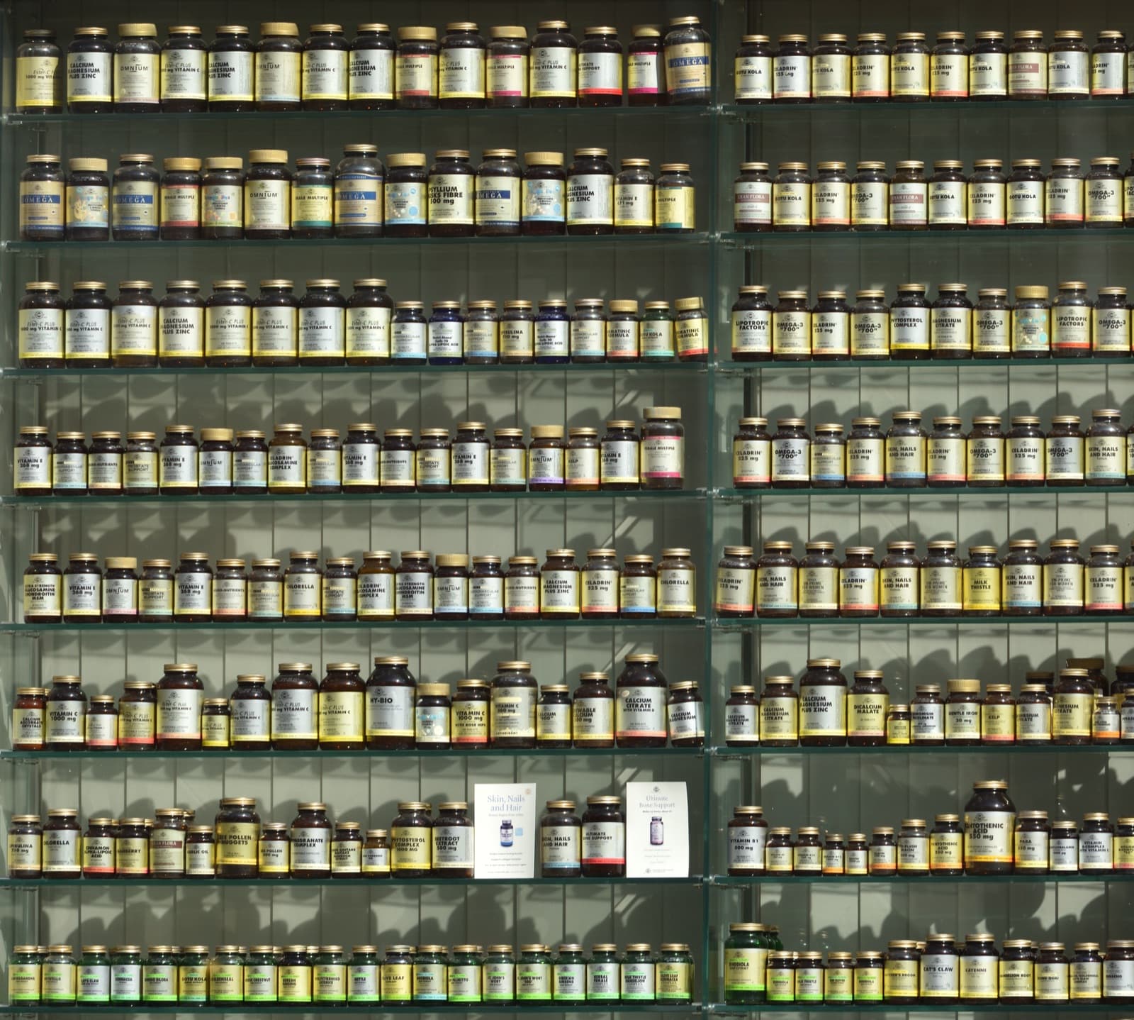Apothekenregal voller Arzneimittelflaschen
