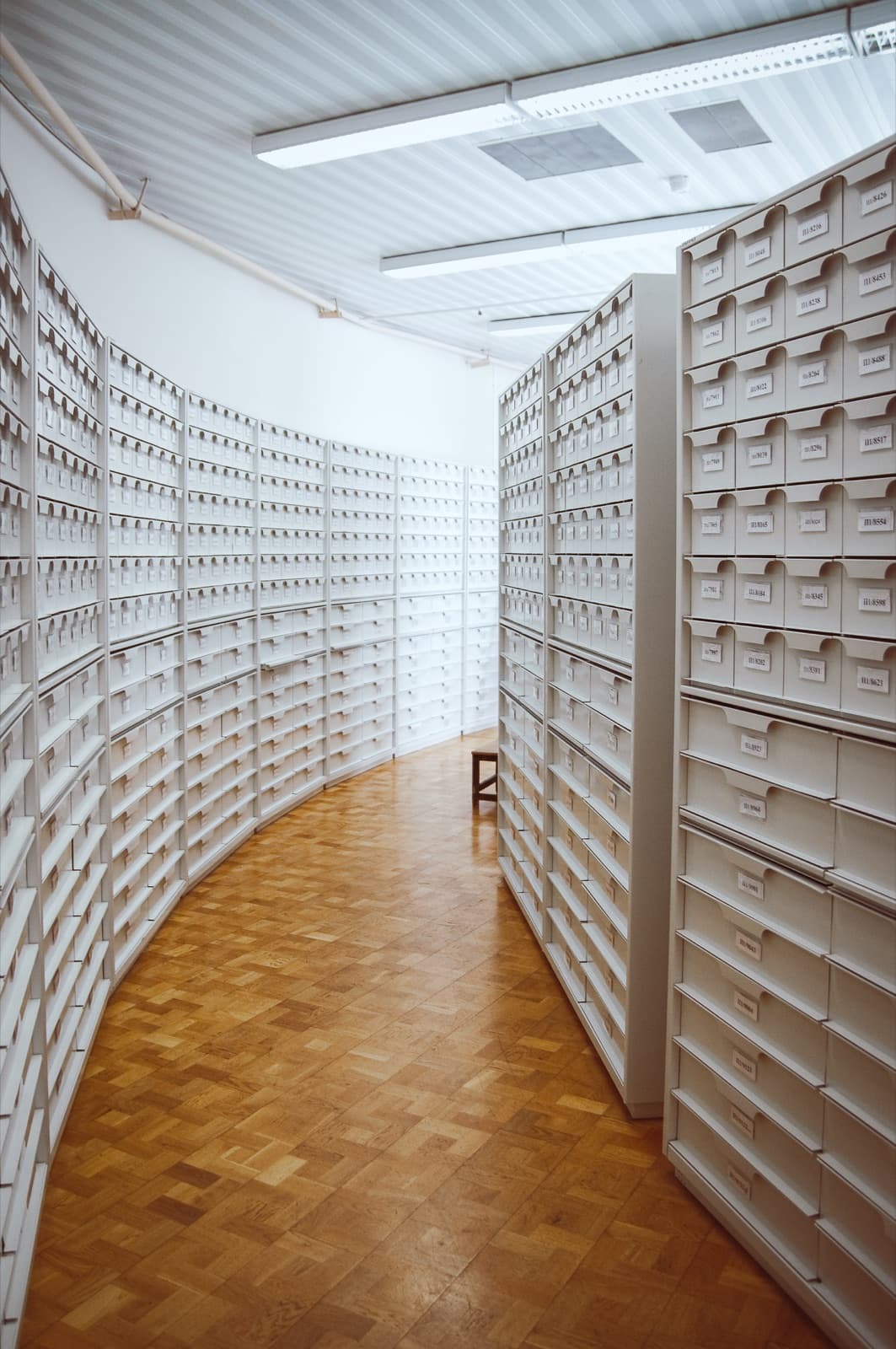 Archivraum mit langen Reihen weisser Schubladenschränke